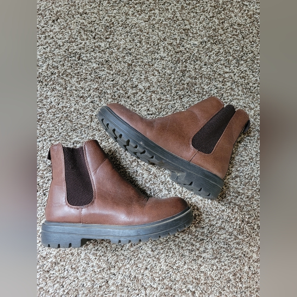 SODA Chelsea Boots